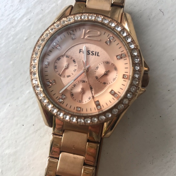 Rose Gold Fossil Watch - Picture 3 of 4